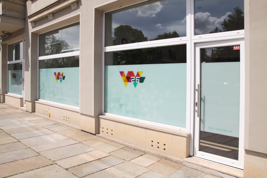 Neue Schaufensterbeschriftung für „W26“